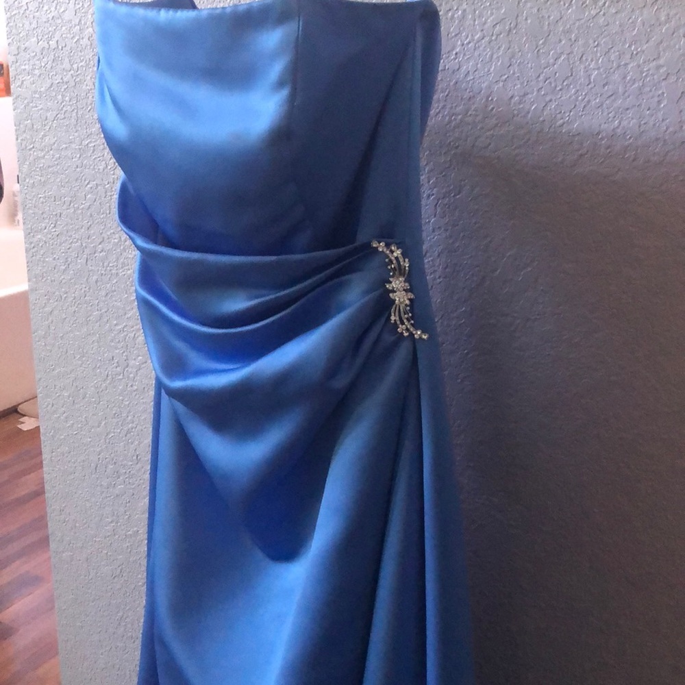 David’s Bridal woman’s formal gown size 4 - Picture 2 of 4